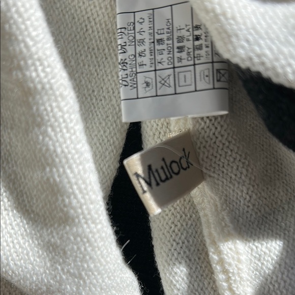 Que Black and White Ribbed Graphic Turtleneck Sweater - Picture 3 of 4